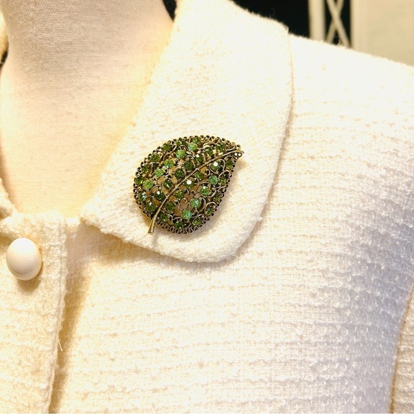 Vintage Leaf Brooch Green Emerald Glass Rhinestone Leaves Pin Goldtone Filigree - Picture 4 of 12